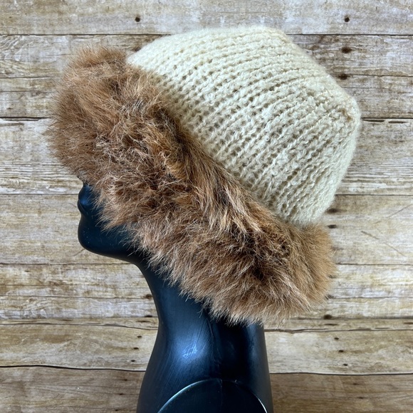 One Size Womens Beanie with Faux Fur Trim - Picture 3 of 7